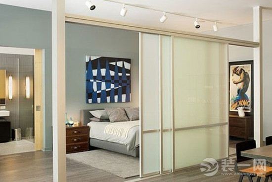 PART3:卧室隔断装修设计效果图 新中式卧室隔断装修设计效果图:进入到卧室,白色的床上用品搭配床头的花格设计透露出了大气、华贵、雅致。 新中式卧室隔断装修设计效果图:作为划分空间区域之用的推拉门,也别有一番韵味。蝴蝶兰、富有年代感的古铜雕龙、两把明式禅椅和茶