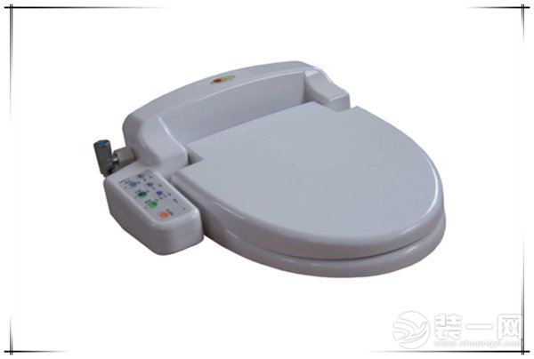 厨卫产品可谓是家中我们使用最为频繁的家具,很多厨卫产品都是有一定的保质期的,在第一次使用的时候总是事事顺心,但一旦使用时期过长之后就可能面临一些配件的损害这类的问题,我们必须学着处理,才可以使其更快投入使用中,毕竟马桶盖的折损率也是很高的,今天小编就为大家带来怎么换马桶盖的方法吧。 按照马桶结构的不同,小编为大家提供两种马桶盖的更换方法,希望在遇到这类困难的时候小编的方法能够解决你的困难。 马桶盖更换方法一 当然要换马桶盖,一定是需要一个新的马桶盖的,如果家里的马桶不是品牌的马桶盖一时不能买到配套的马桶