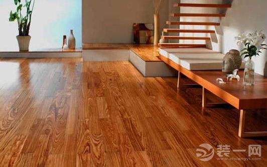 实木复合地板由于其耐磨、款式丰富、抗冲击、抗变形的特点强化地板受到了很多人的喜欢,但是相对于实木地板的保养来说,强化地板的保养和它还是有区别的,且不能按照实木地板的标准来进行保养。方圆地板是家装设计中必不可少的一部分,除了实用还有装饰的作用,如果使用不当轻则影响美观,重则影响使用。 空调加湿器 长时间使用空调、室内空气将会变得异常干燥、地板容易发生伸缩、进而导致地板产生间隙和发出声响。 积水 地板表面积水后、如不及时处理、将导致地板变色、产生水渍和龟裂等现象。应及时擦拭保持干燥。 油污 莫干山地板怎么样