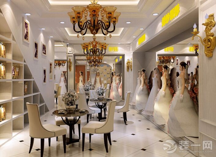 PART1.婚纱店装修技巧: 若想成功经营一家婚纱店,那么除了要选对婚纱礼服外,店铺的装修风格也至关重要。现在青岛装修网就来给大家讲讲如何将店铺装修得时尚大气,以增加准新娘的购买信心。 1.先从色调入手 例如主调以透明感比较强的乔其纱白为主,那么中间用紫色与黑色相配,让人感觉透露出一种神秘的美感。