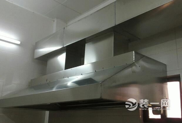 1、单烟道式 由一个简单的矩形烟管构成,垂直穿越各层住宅,在每层住宅中留有一个连接抽油烟机的进风口,底层由一个补风口补气。其原理是各层烟气在抽油烟机的推动下,将油烟排入烟道中,由于烟气温度的作用,在烟道中产生上升浮力,从出屋面的出风口将烟气排出。 2、主次式 主次式烟道截面上由两个并列矩形烟管构成,垂直穿越各楼层。次烟道在住宅每层中设一连接排油烟机的进风口,次烟道与主烟道距进风口一定距离处相汇,主烟道底层有一补风口。其原理是通过抽油烟机将烟气推入次烟道中,用抽油烟机推动力和油烟温度上浮力使油烟上升一段距