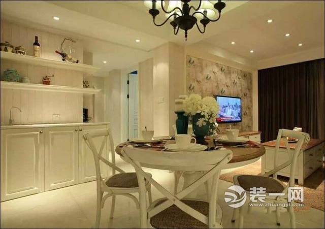 这套住宅的整体面积不是很大,对于二居室来说其实已经足够,客厅和餐厅设置成开放式,洗衣机放在阳台等设置,让空间能够有效地利用。北京装修公司设计师选择用简欧的装修风格让室内的软装设计看起来很温馨舒适,可以在细节上感觉出精致的生活品味。 客厅内,深咖啡色的沙发搭配原木色的茶几,灯具的设置很合理。 电视背景墙上的墙纸很有文艺范儿,深色的窗帘保证了私密性。 客餐厅是开放式的,客厅餐厅通过不同的墙纸加以区分。 餐厅内白色的餐椅上有舒适的坐垫,原木的餐桌很好看。 厨房内乳白色的橱柜,很清新。 主卧内,衣柜设