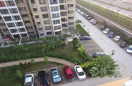 小区停车收费惹得业主和物业对峙 北京业主被