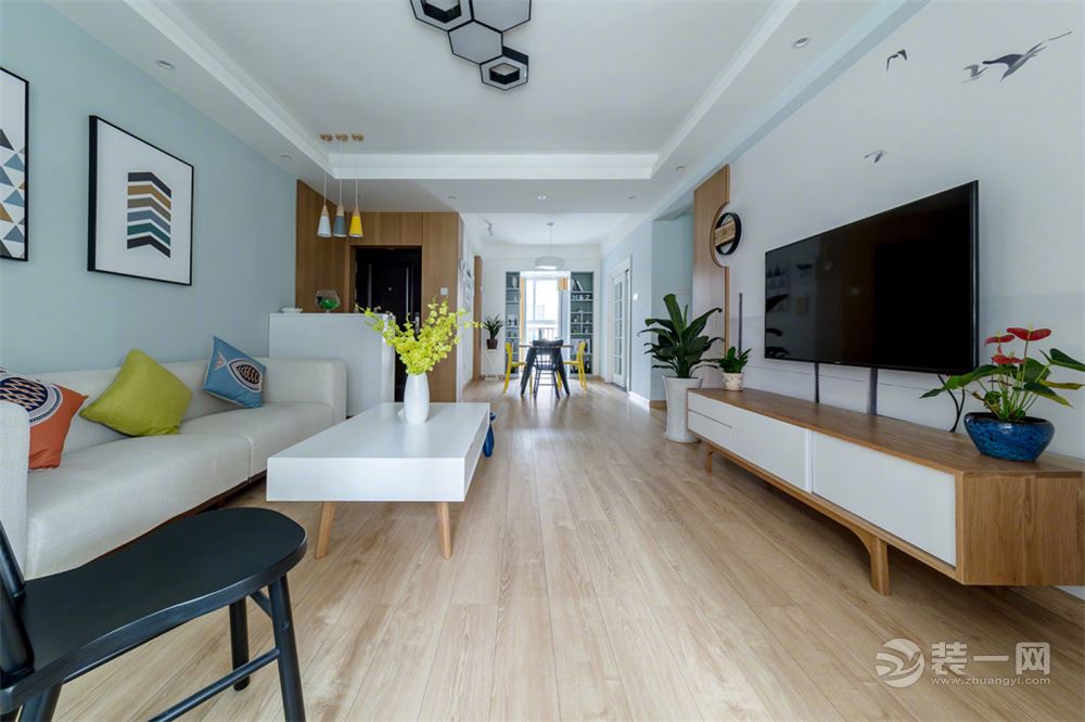 如何装饰客厅大白墙 20170711114102_3413.jpg