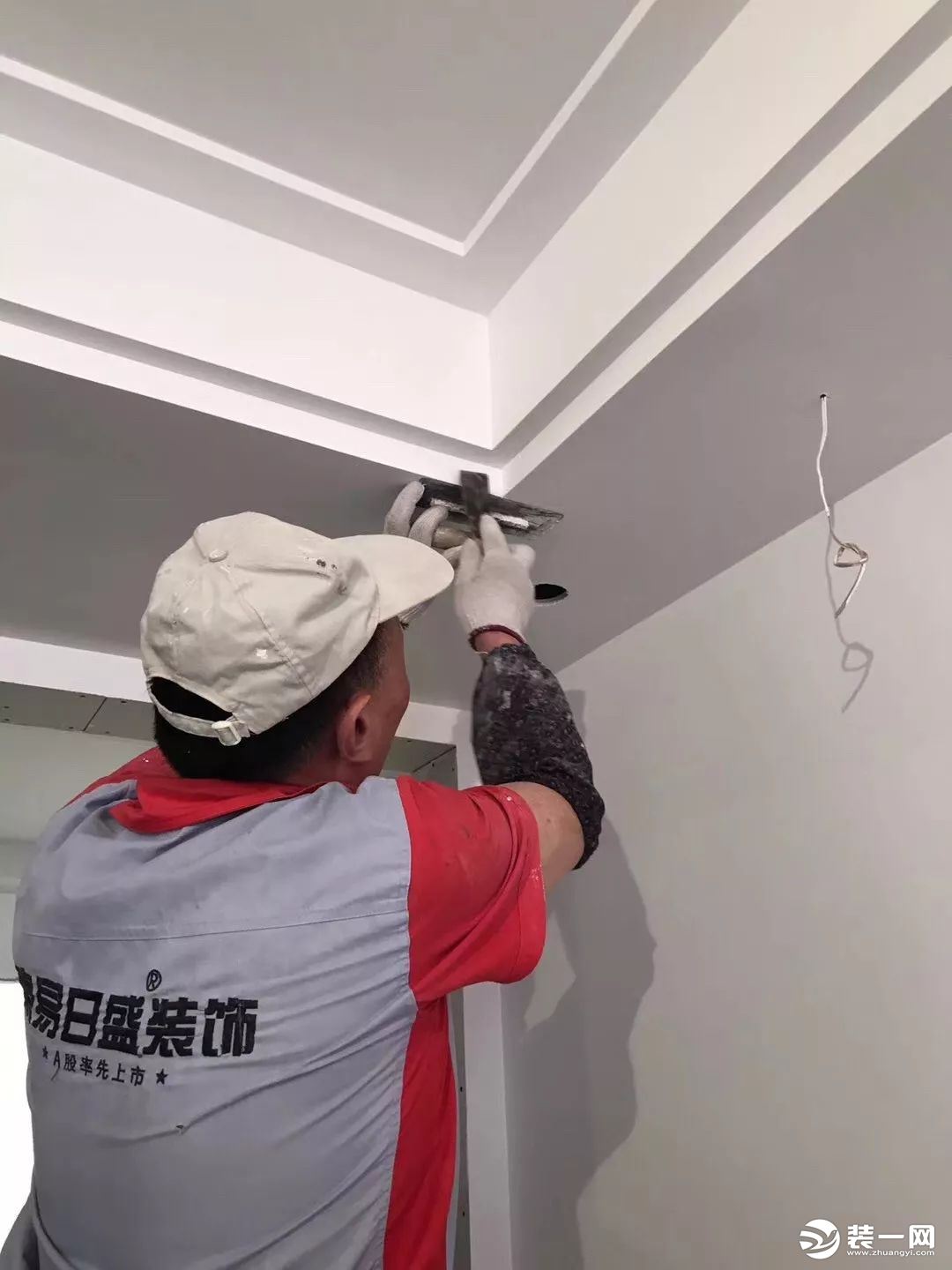 和北京装一网一起看看北京靠谱的装修公司:北京东易日盛装修公司这20年如一日的坚持。 凝心聚力,不忘初心 他们是东易客源、设计师;他们是东易产品、工程团队 20余年,北京东易日盛装修公司的兄弟姐妹们是怎么做的?又是怎样坚持下来的? 客源团队 电话铃声响起,通过声音我们认识了你!
