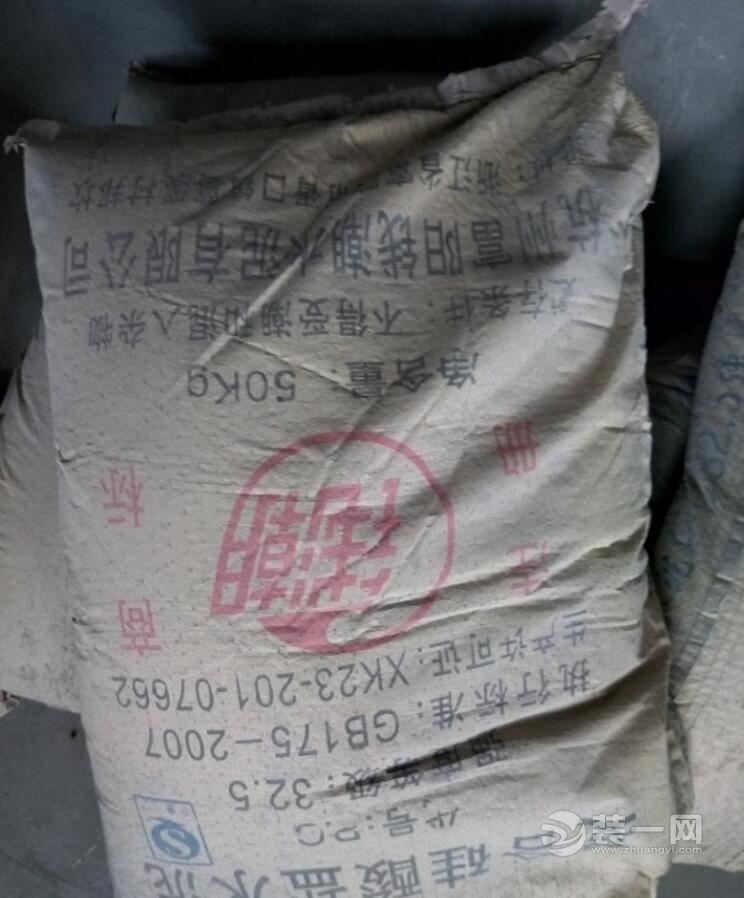 泥工材料进场 分享我家的卫生间养水看看怎么样